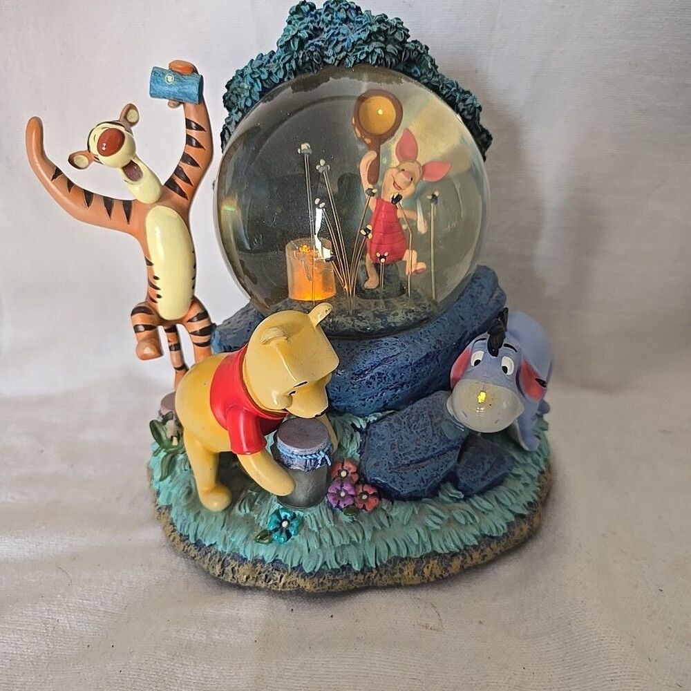 Disney Store Winnie Pooh & Friends Piglet Tigger Musical Light Up Snow Globe
